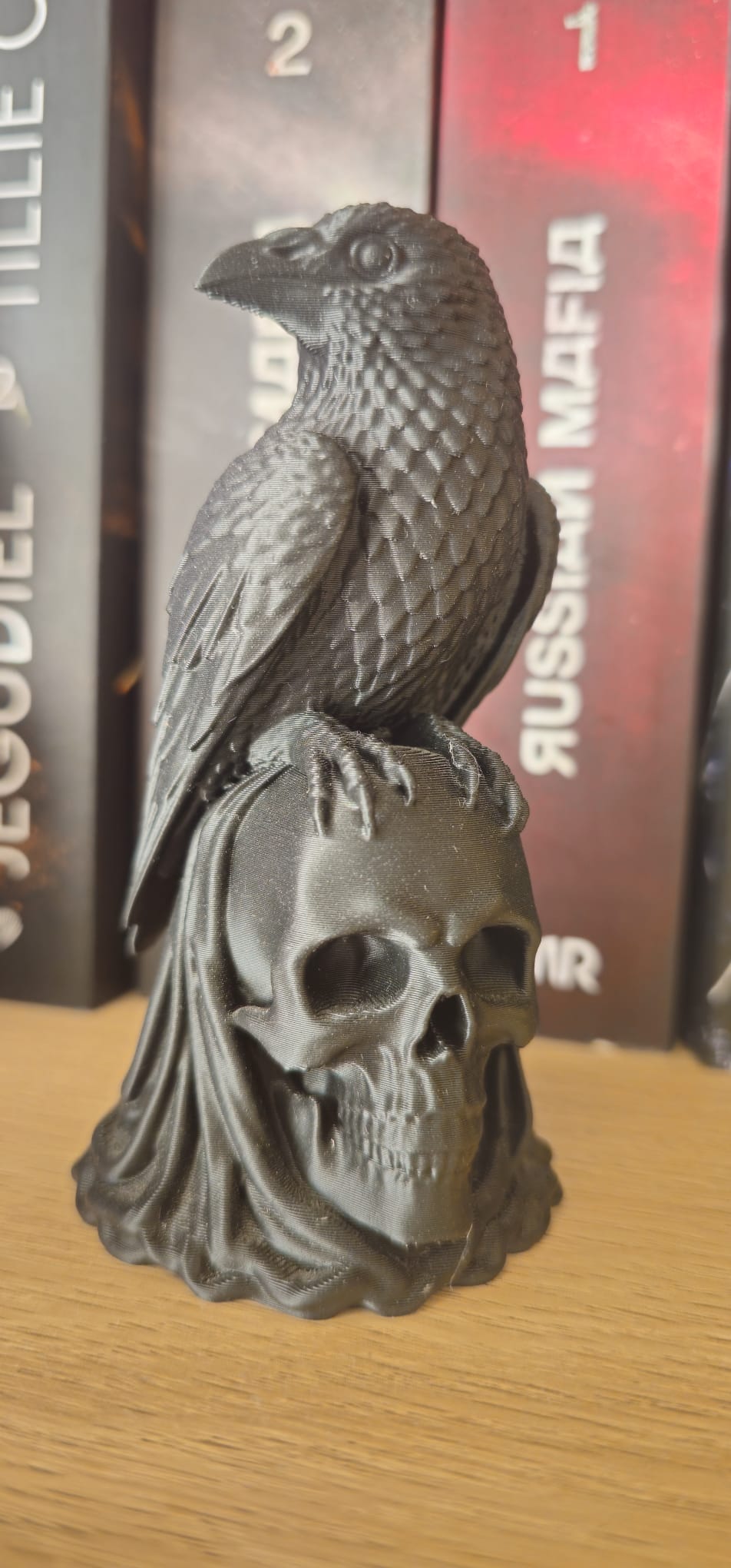 Corbeau sur crâne – Décoration de bibliothèque